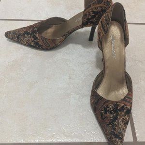 Size 6 velvet paisley pumps